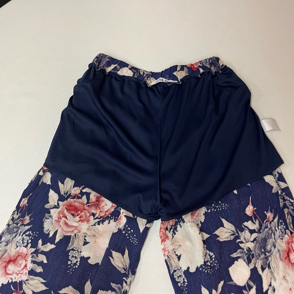 2/$20 - Gorgeous Blue & Pink Lock & Key Floral Wide Palazzo Style Flowy Pants - Picture 9 of 9